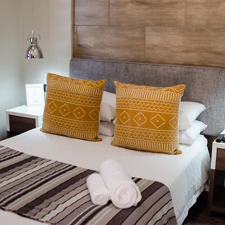 קלרקסדורפ The Royal Guest House מראה חיצוני תמונה