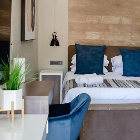 קלרקסדורפ The Royal Guest House מראה חיצוני תמונה