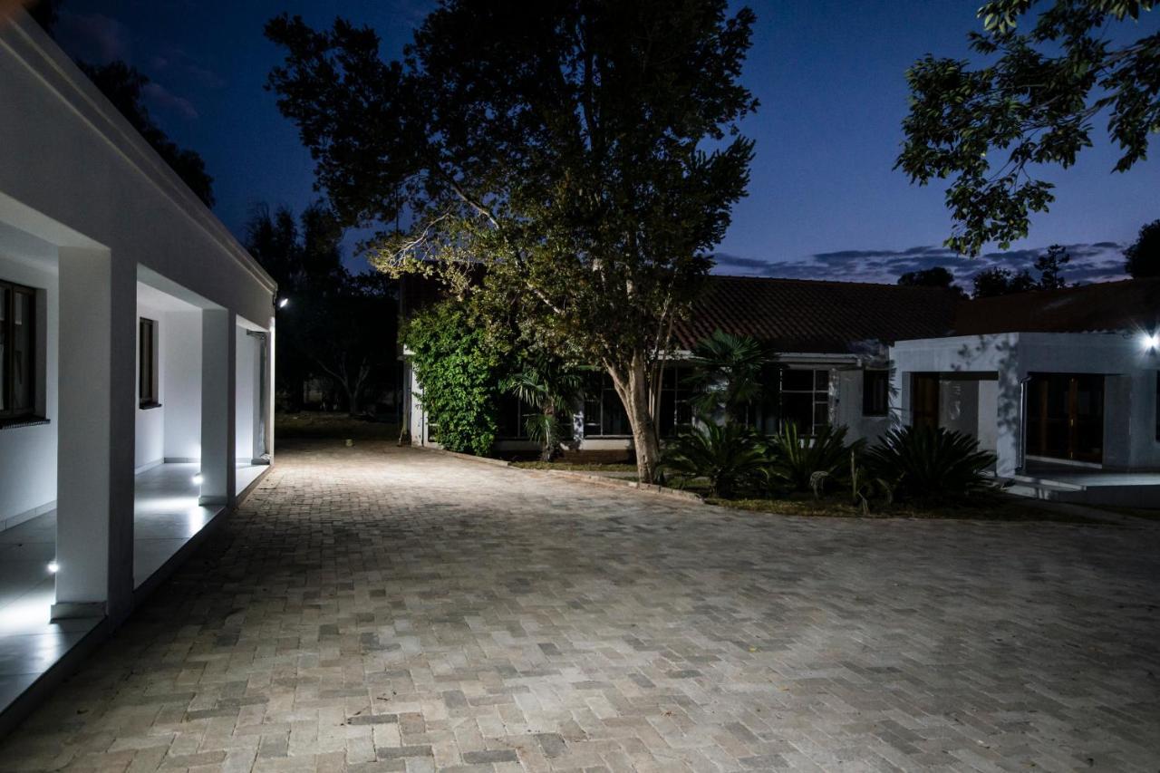 קלרקסדורפ The Royal Guest House מראה חיצוני תמונה