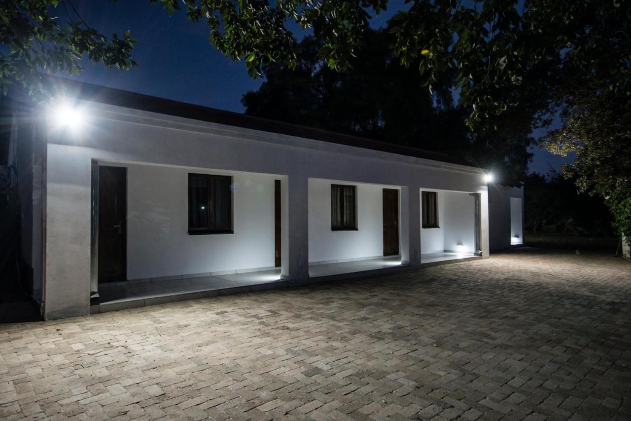 קלרקסדורפ The Royal Guest House מראה חיצוני תמונה