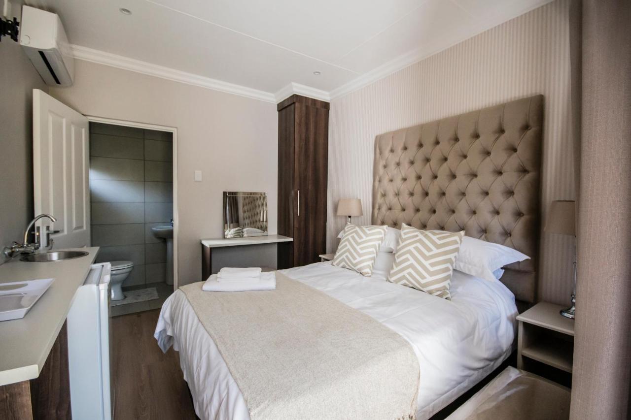 קלרקסדורפ The Royal Guest House מראה חיצוני תמונה